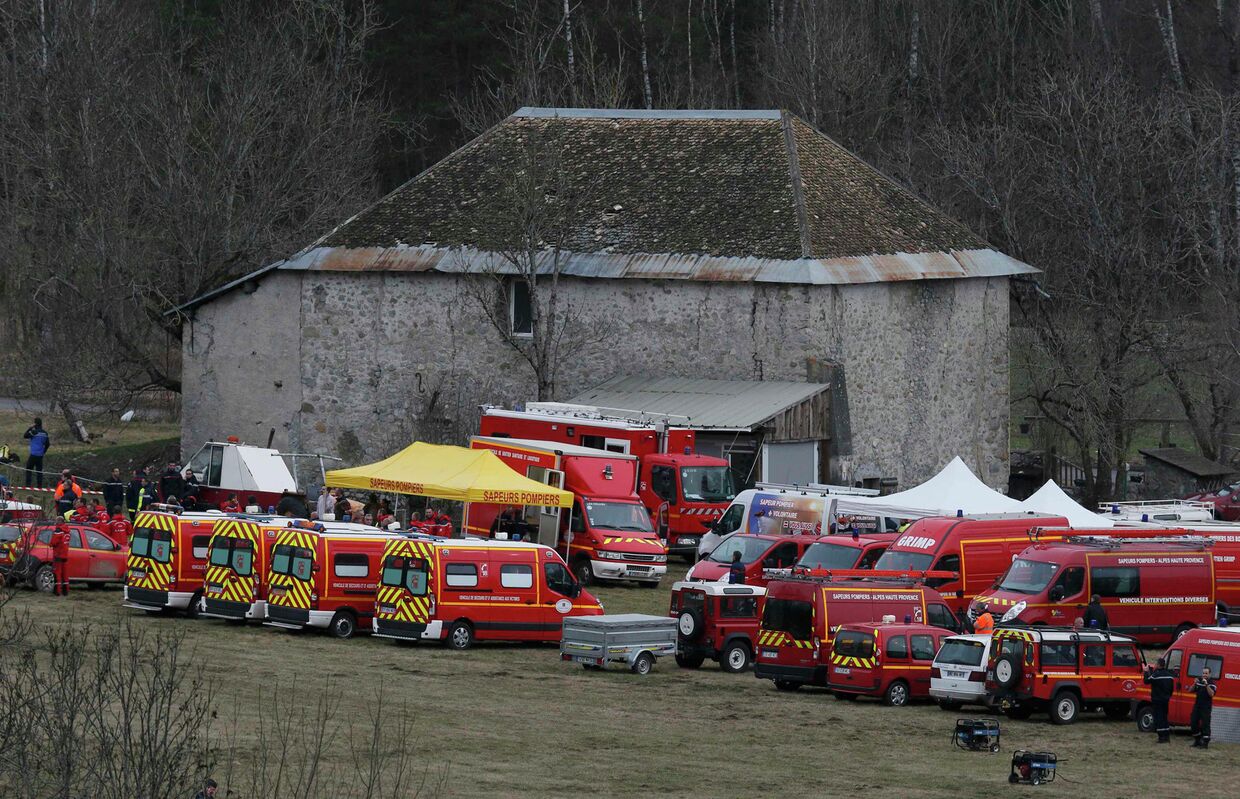 Машина французской службы спасения вблизи места крушения Airbus A320 во французских Альпах