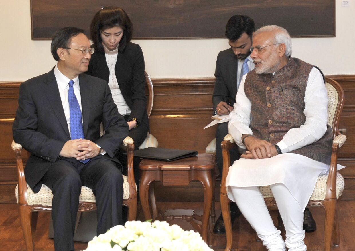 Премьер-министр Индии Нарендра Моди и министр иностранных дел Китая Ян Цзечи во время втсречи в Нью-Дели