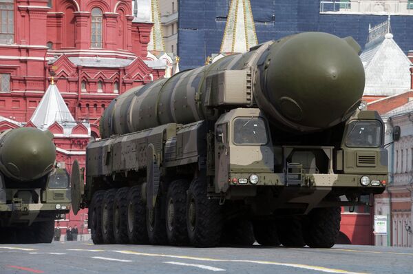 Ракетный комплекс стратегического назначения Тополь на военном параде в честь 63-й годовщины Победы в Великой Отечественной войне Ракетный комплекс стратегического назначения Тополь на военном параде в честь 63-й годовщины Победы в Великой Отечественной войне