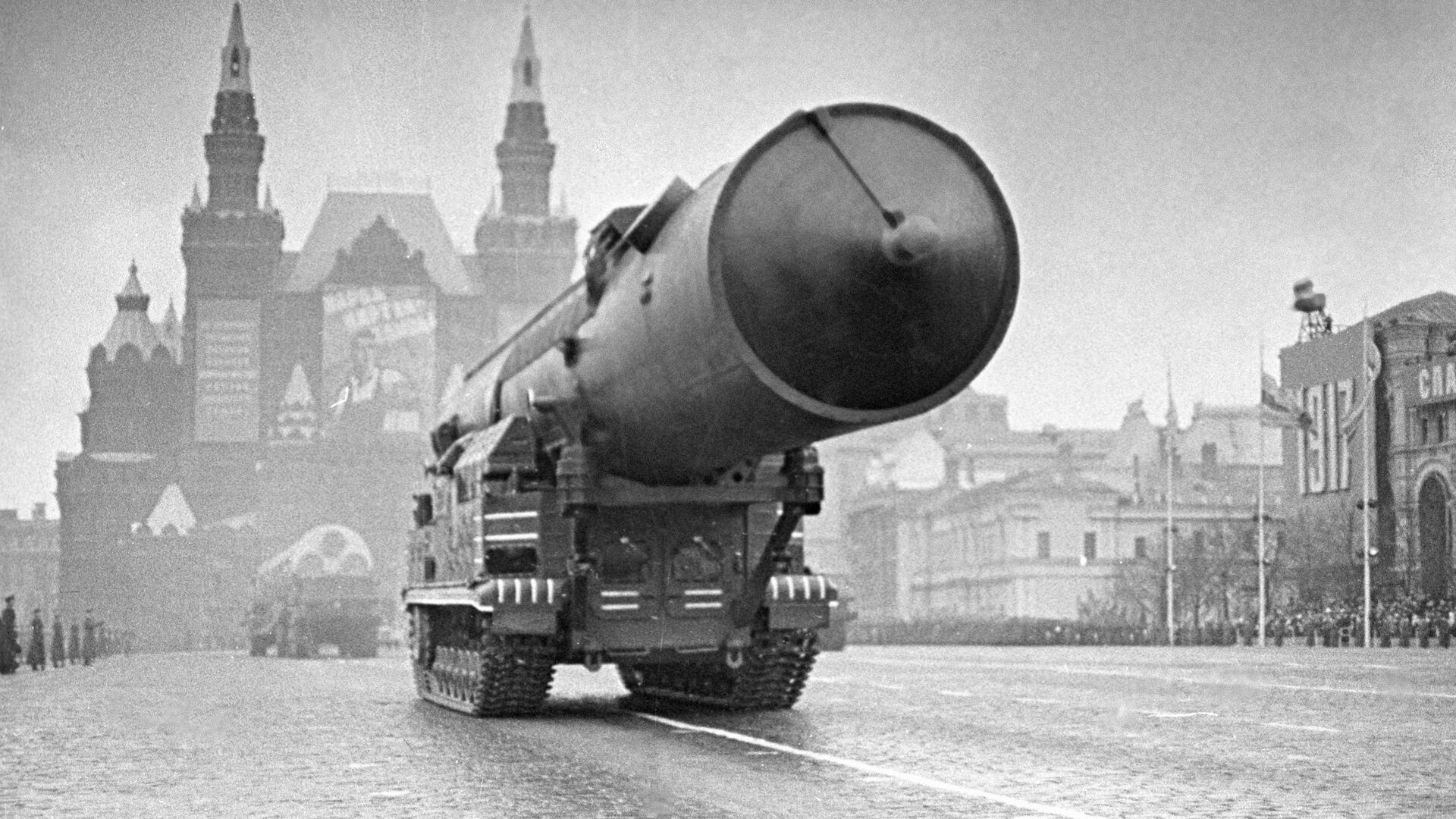 Ракетный комплекс войск стратегического назначения проходит по Красной площади - ИноСМИ, 1920, 12.10.2018