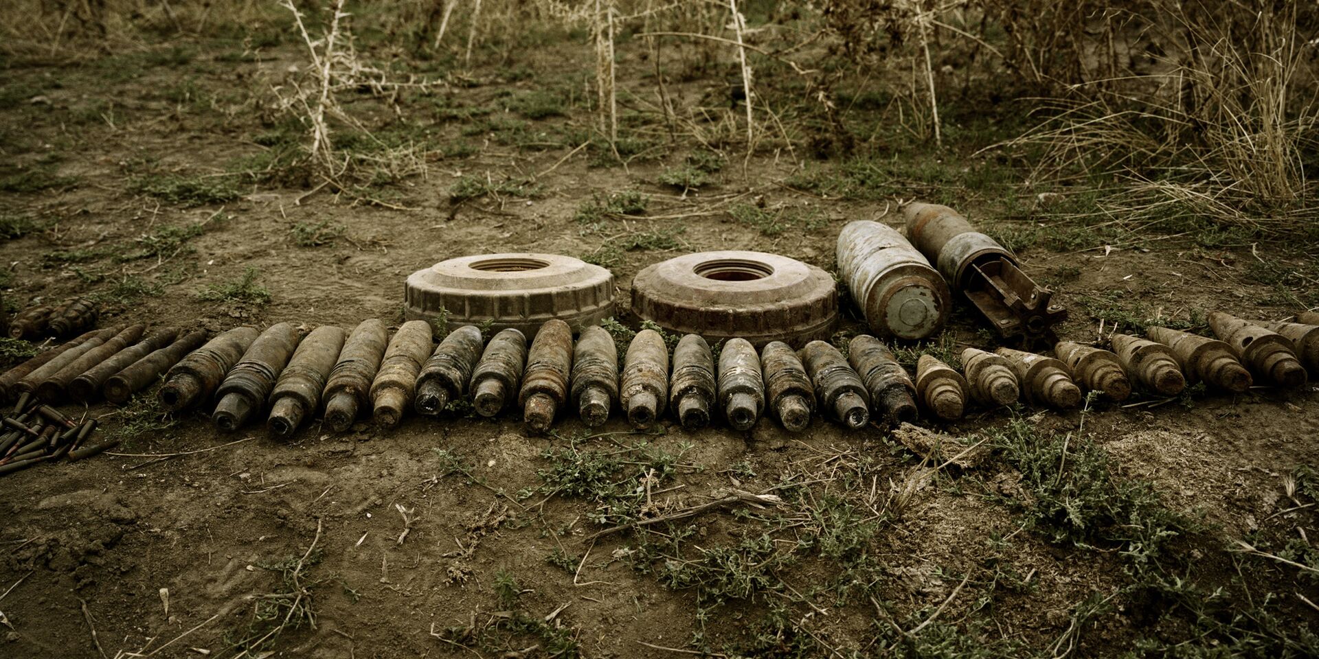 Противотанковые мины и невзорвавшиеся боеприпасы рядом с городом Аскеран в Нагорном Карабахе - ИноСМИ, 1920, 23.03.2023