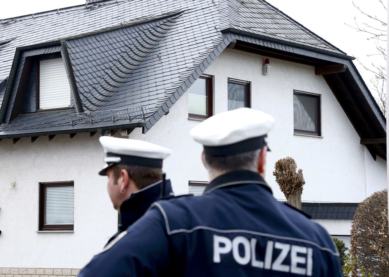 Полицейские рядом с домой второго пилота рейса 9525 компании Germanwings Андреаса Любица