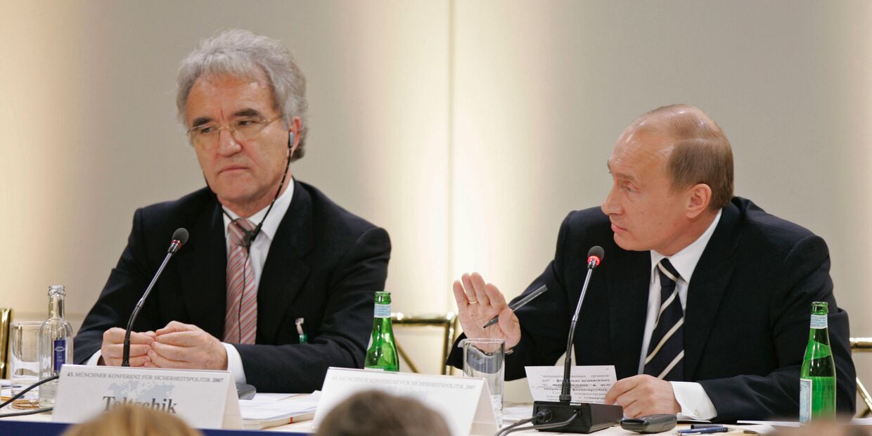 Руководитель оргкомитета 43-й Мюнхенской конференции по вопросам политики безопасности Хорст Тельчик и президент России Владимир Путин