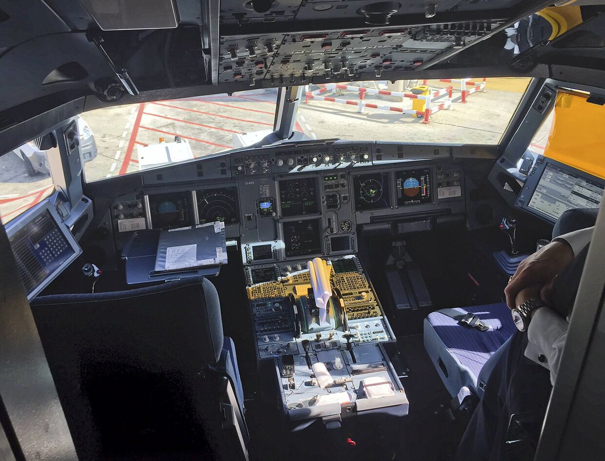 Пилот в кабине самолета Germanwings, выполняющего рейс 4U9441 Дюссельдорф-Барселона