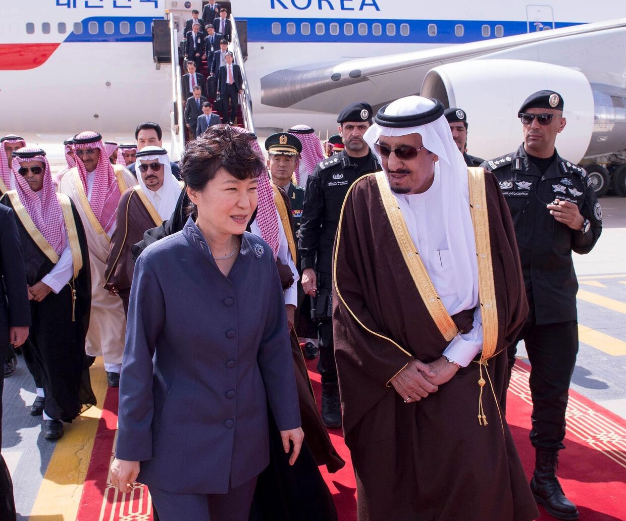 Король Саудовской Аравии Салман ибн Абдул-Азиз Аль Сауд встречает президента Республики Корея Пак Кын Хе во время ее визита в Эр-Рияд