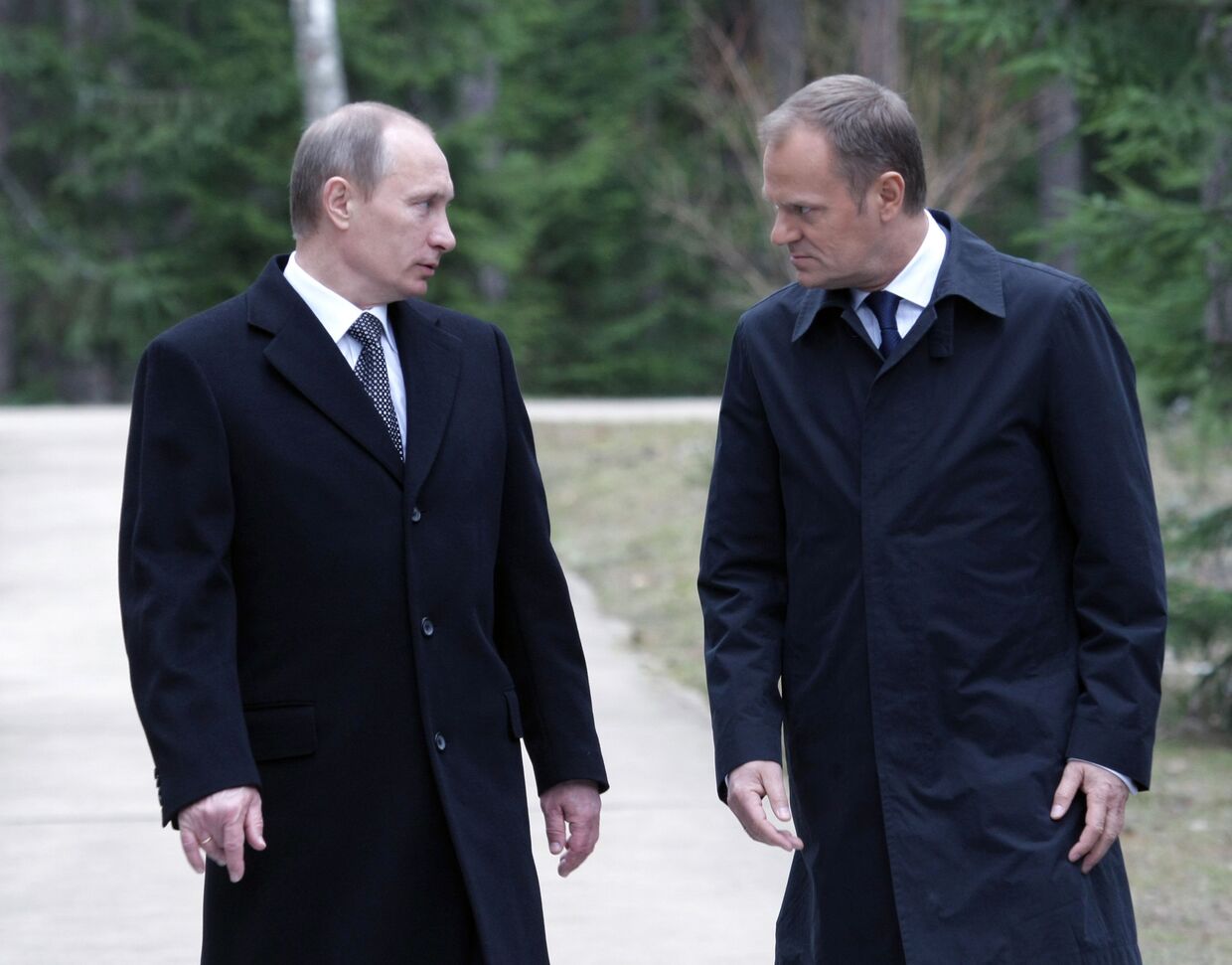 Премьер-министр РФ Владимир Путин и премьер-министр Польши Дональд Туск проходят по территории мемориального комплекса Катынь