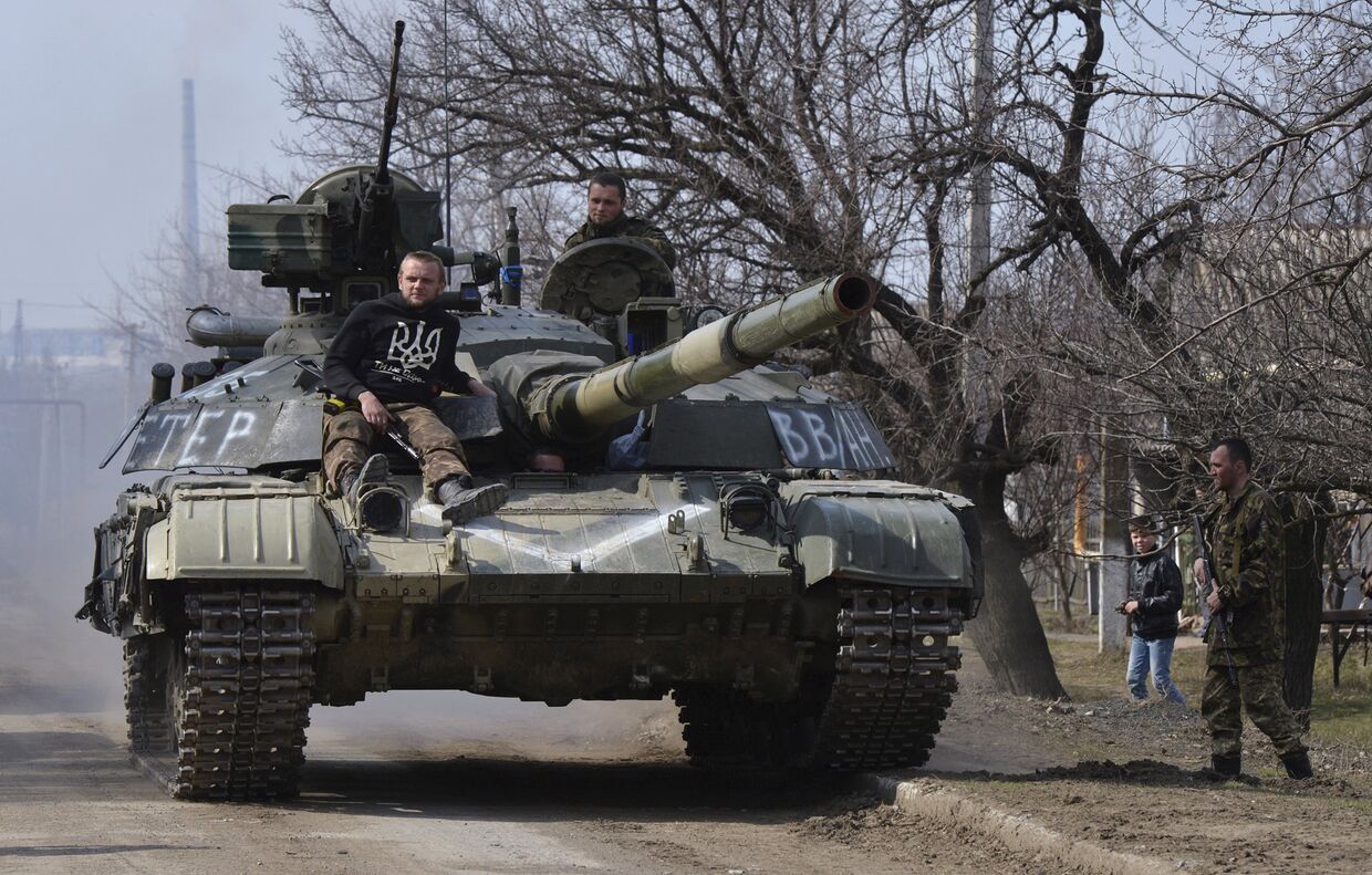 Танк украинской армии в Луганском Донецкой области