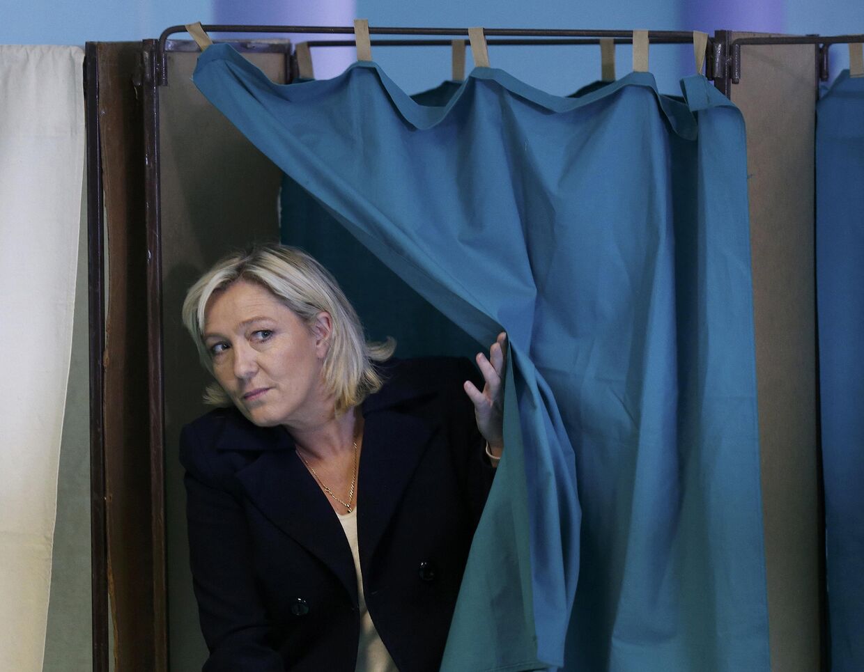 Лидер партии «Национальный фронт» Марин Ле Пен голосует на выборах в Энен-Бомоне