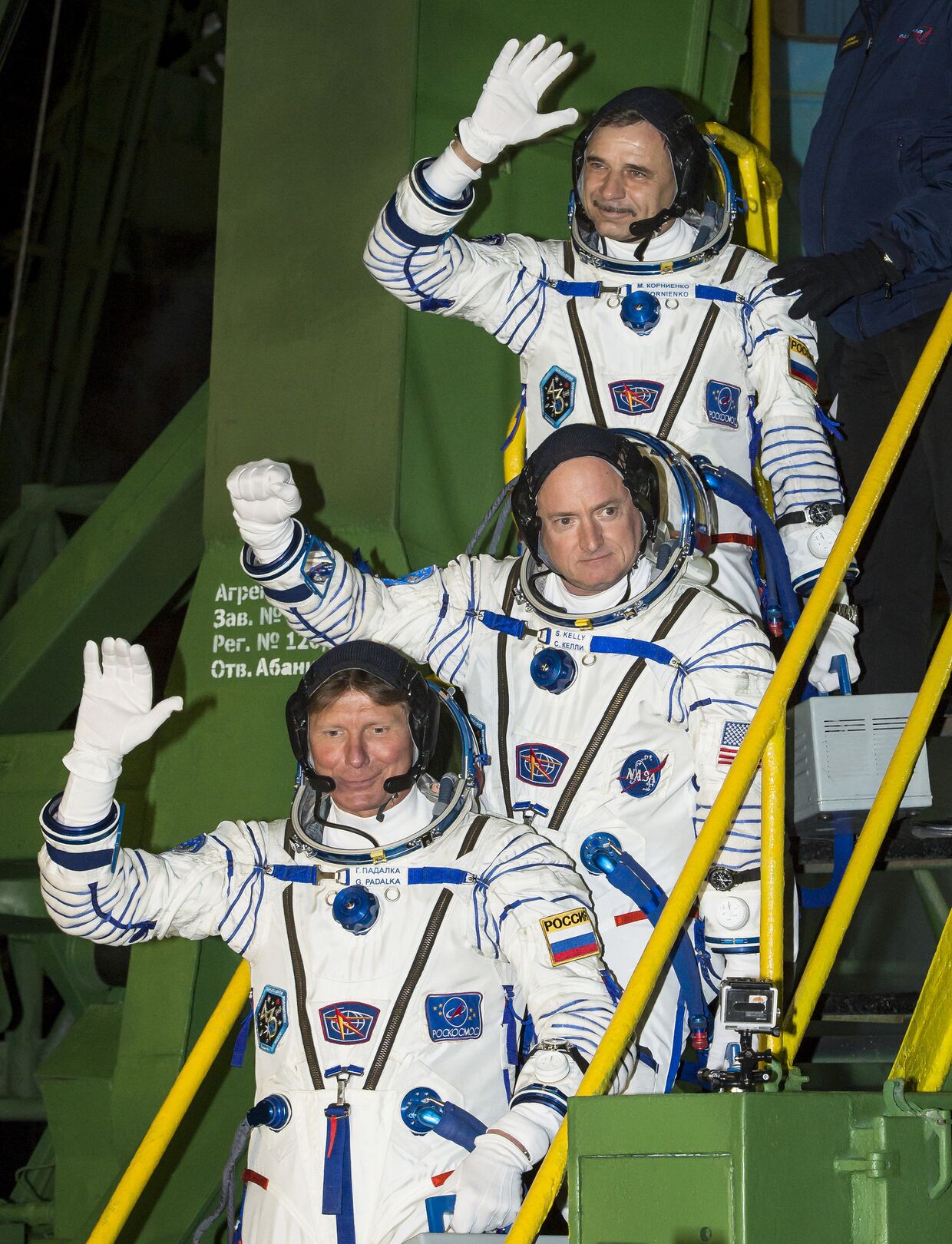 Космонавты Михаил Корниенко и Геннадий Падалка и астронавт НАСА Скотт Келли перед стартом корабля «Союз ТМА-16М» 43/44-й длительной экспедиции на Международную космическую станцию