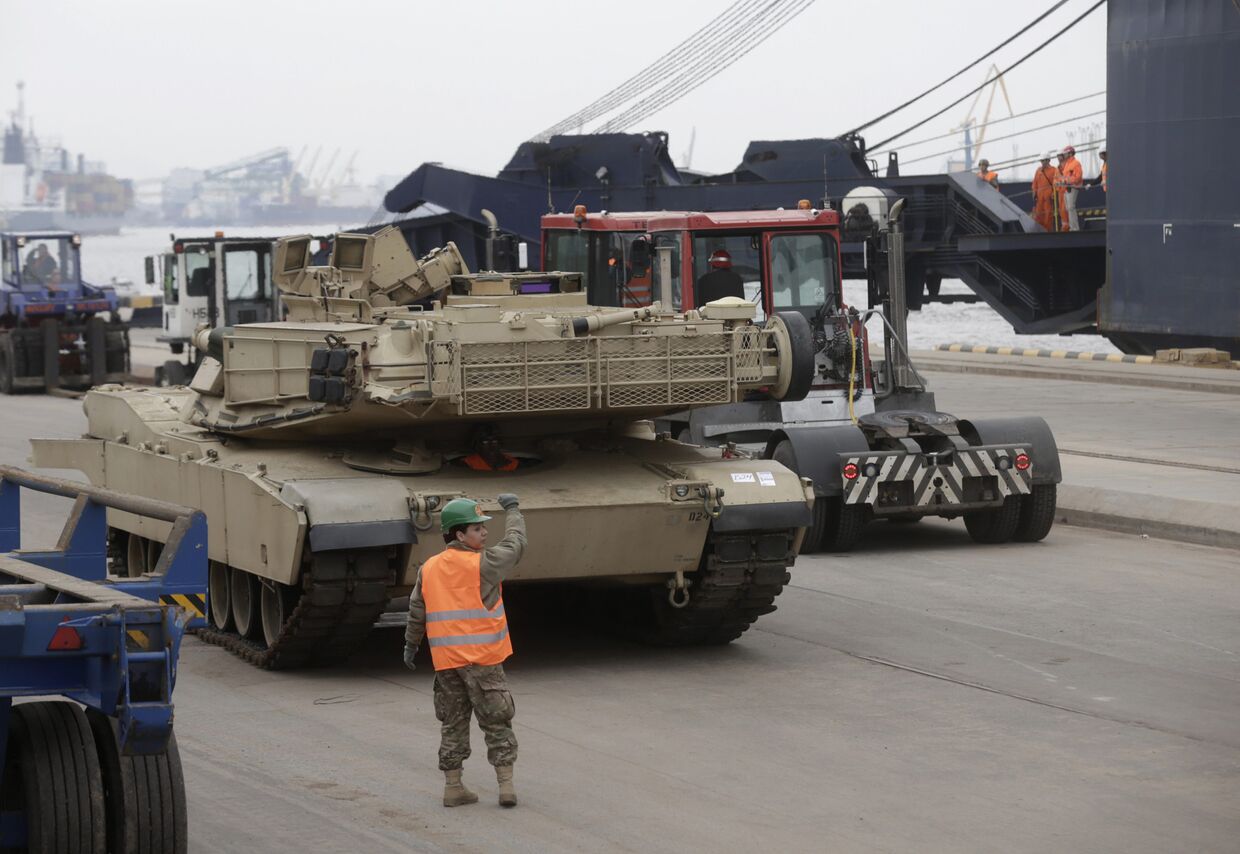 Американский танк Abrams в рижском порту