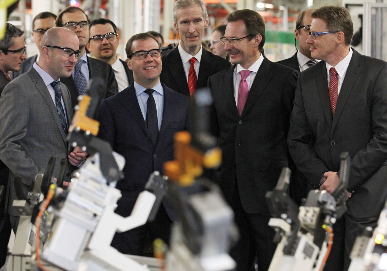 Премьер-министр России Дмитрий Медведев осматривает сборочный цех завода Volkswagen в технопарке Грабцево в Калуге