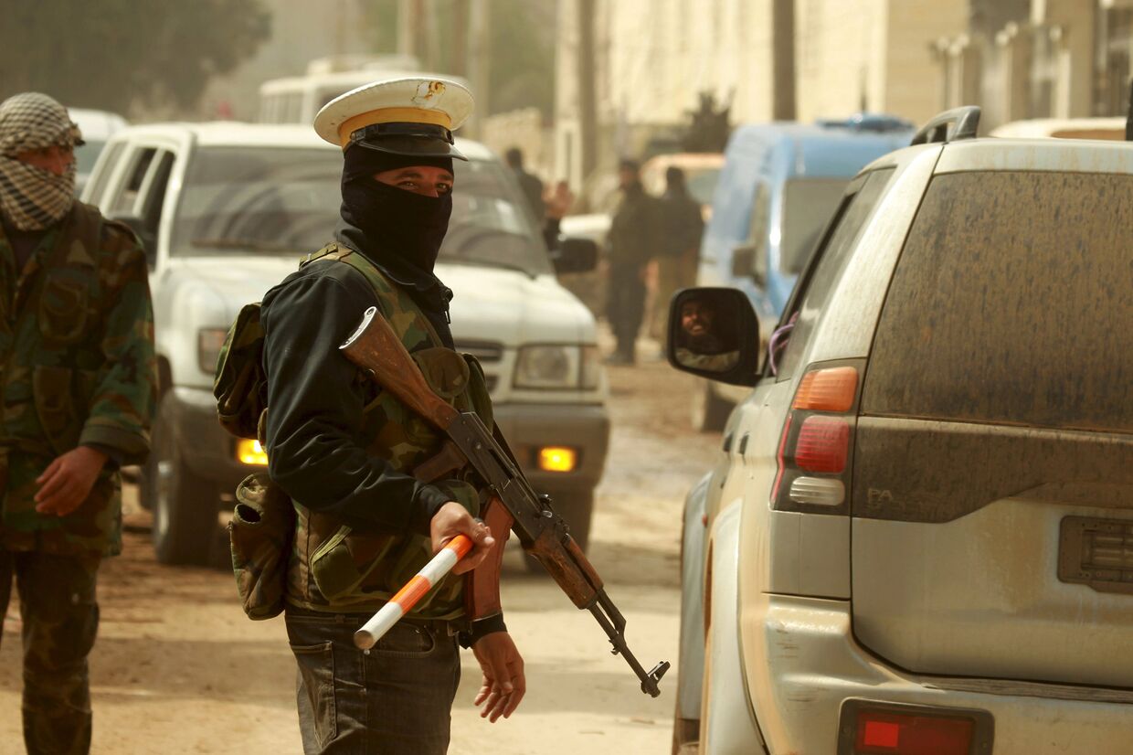 Боевик контролирует движени в захваченном городе Идлиб