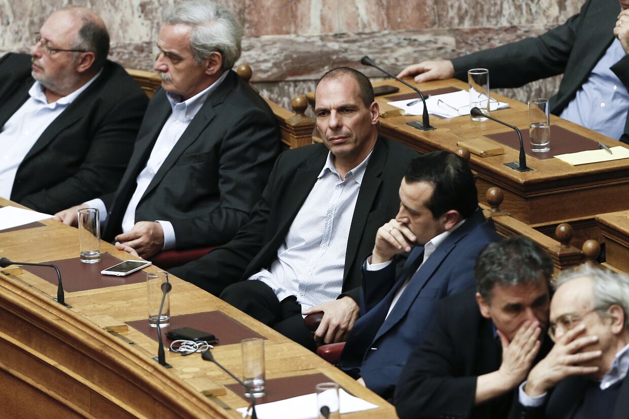 Министр финансов Греции Янис Варуфакис (третий слева) слушает речь Алексиса Ципраса на заседании парламента в Афинах