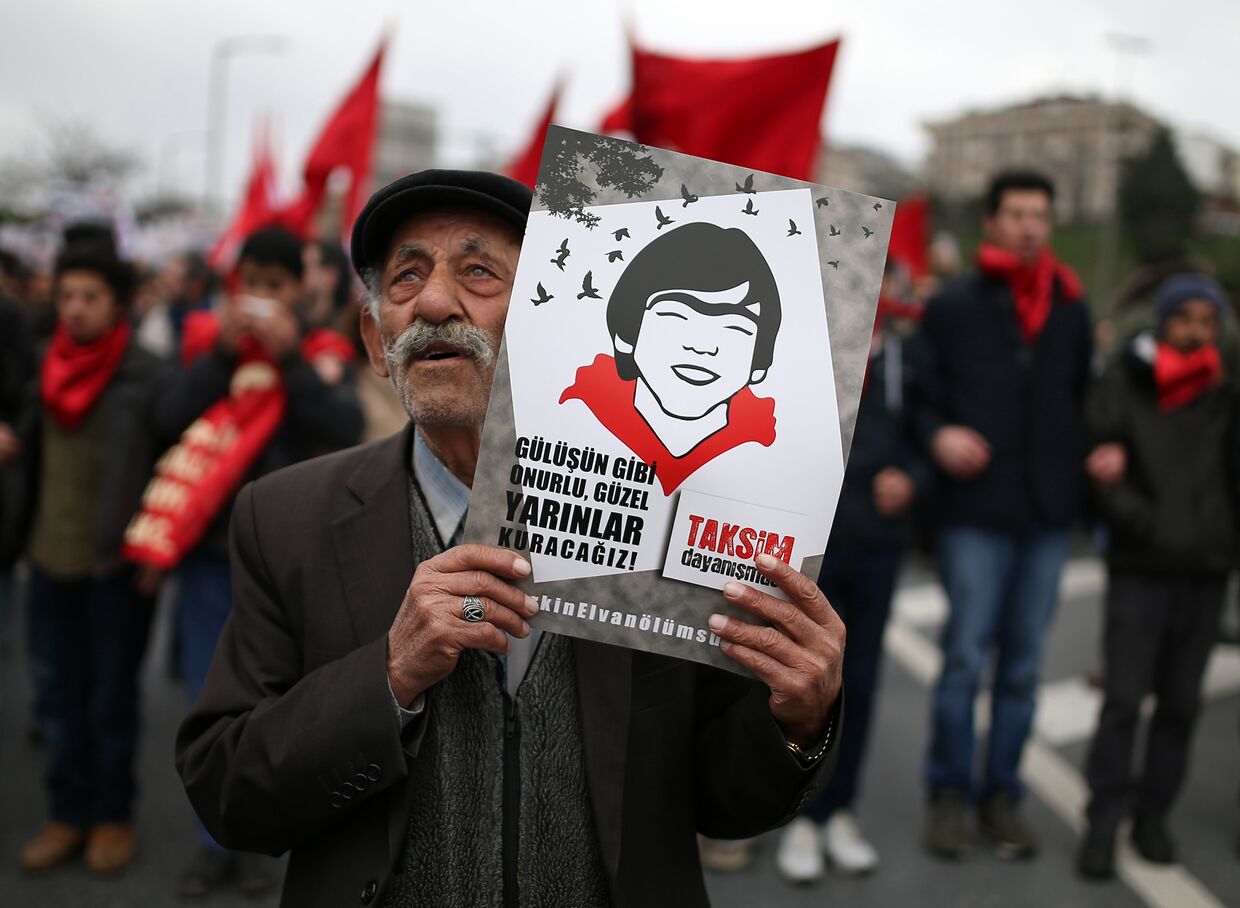Марш памяти Беркина Эльвана, турецкого подростка, погибшего во время протестов в Стамбуле