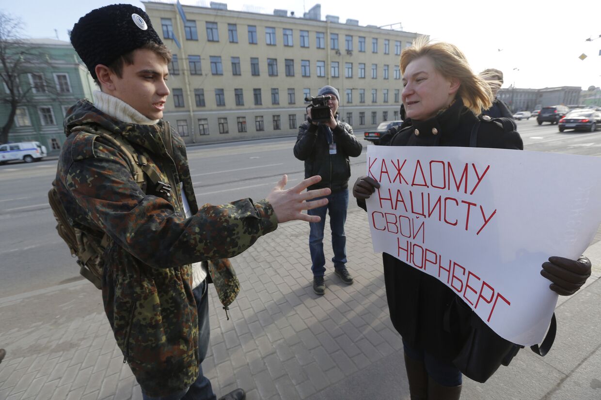 Протестующие у здания в Санкт-Петербурге, где проходит Международный русский консервативный форум 