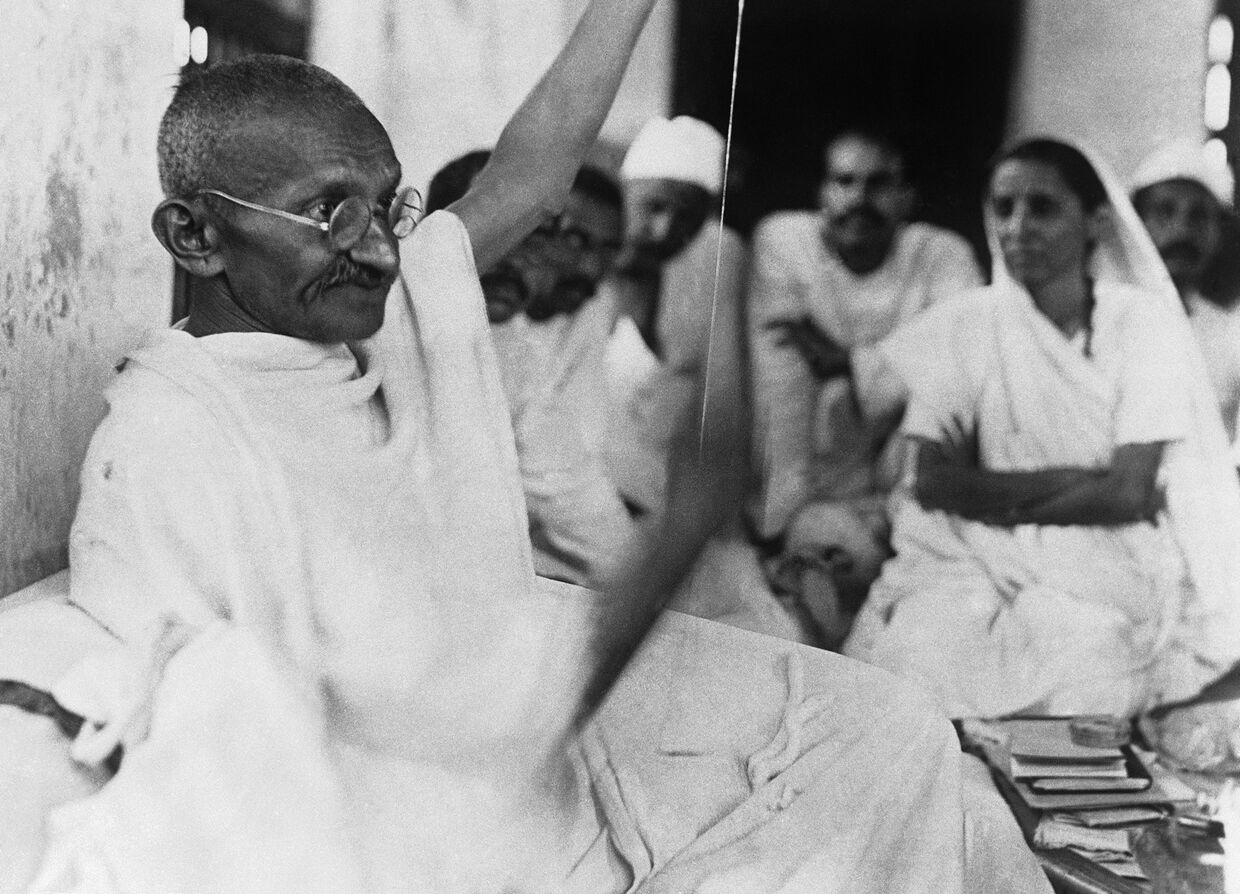 Махатма Ганди занимается прядением, 1930 год
