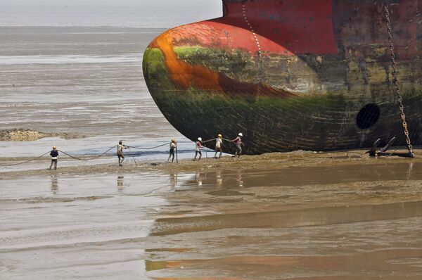 Списанный корабль у судоразделочной площадки в Аланге, штат Гуджарат, Индия