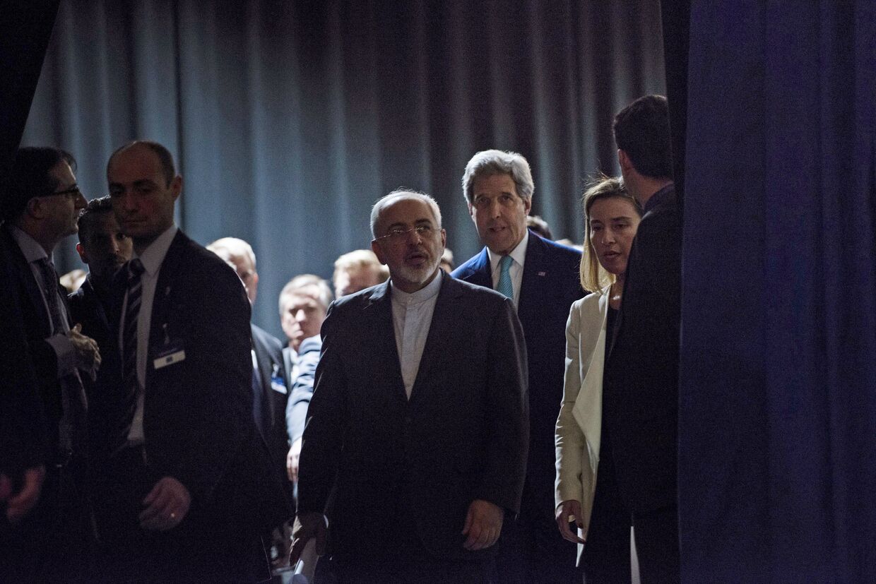 Глава МИД Ирана Джавад Зариф, госсекретарь США Джон Керри и глава дипломатии ЕС Федерика Могерини (слева направо) на переговорах по ИЯП в Лозанне