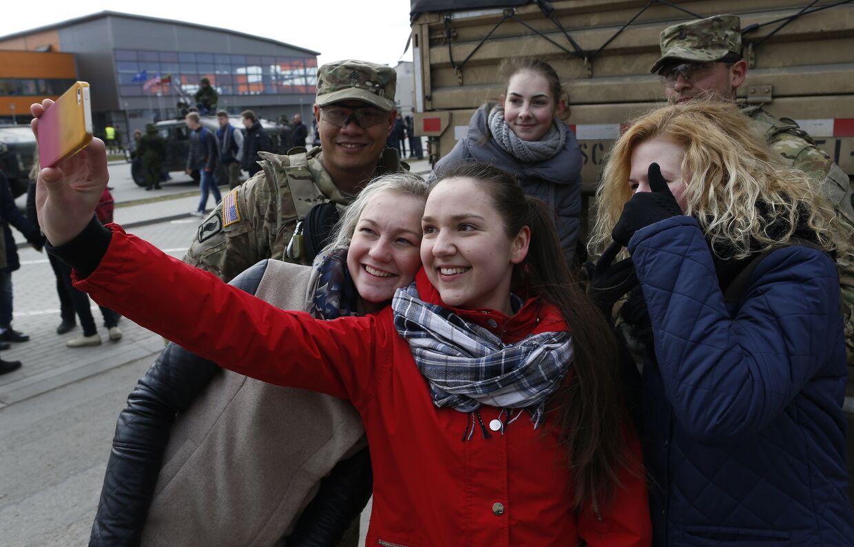 Девушки фотографируются с американскими солдатами во время учений Dragoon Ride