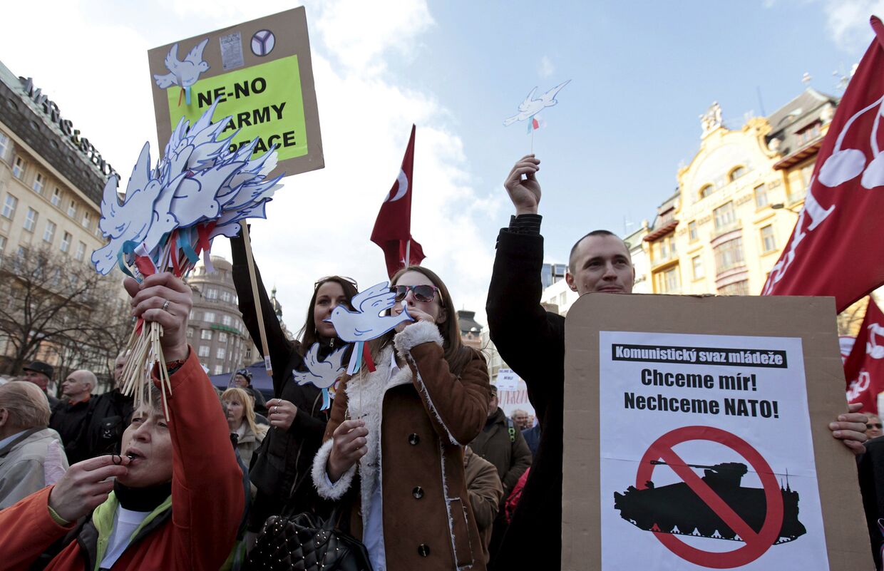 Представители Коммунистической партии на демонстрации в Праге против учений Dragoon Ride