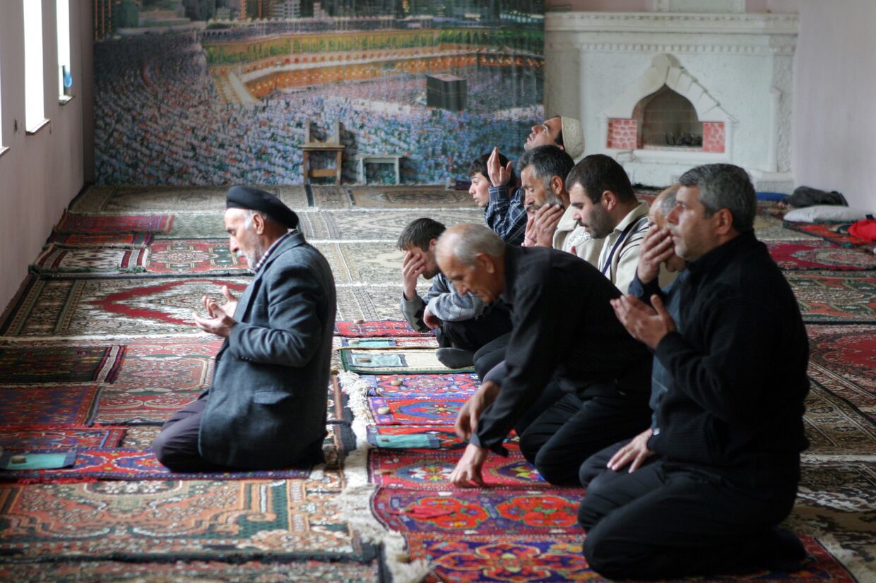 Верующие в комплексе Джума-мечеть в Дербенте, Дагестан