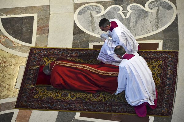 Папа Франциск молится в Соборе Святого Петра в Ватикане