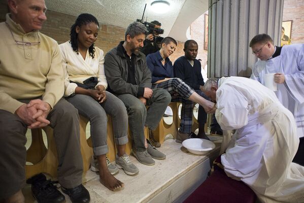 Папа Франциск омывает ноги заключенным тюрьмы в Риме, Великий четверг Святой недели