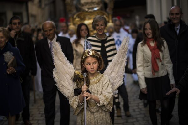 Пасхальная церемония сошествия ангела в городке Тудела в Испании 