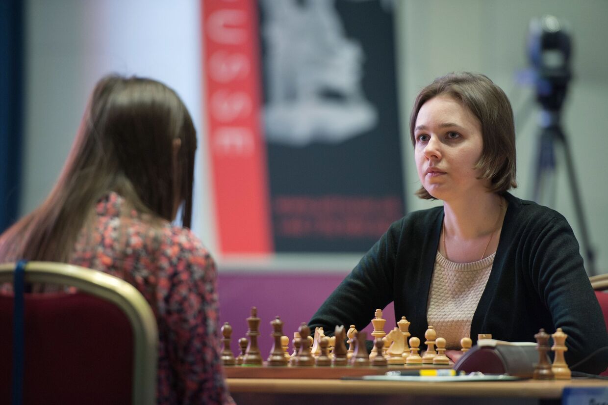Украинка Мария Музычук (справа) и россиянка Наталья Погонина в финальном матче чемпионата мира по шахматам среди женщин в Сочи
