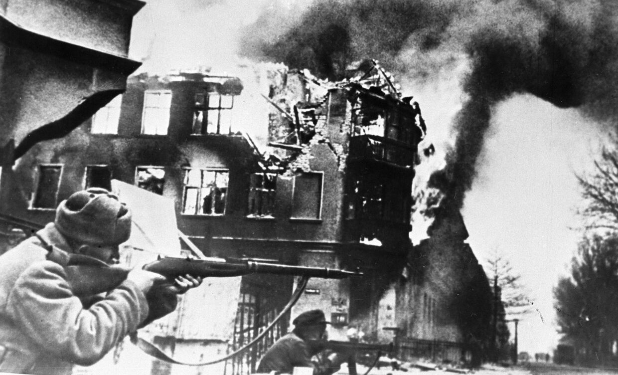 Советские солдаты ведут бой на разрушенной улице Кенигсберга