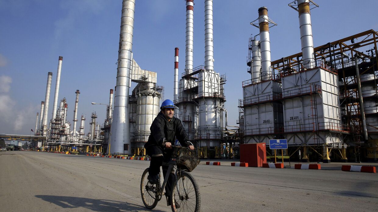 Нефтеперерабатывающий завод в Иране