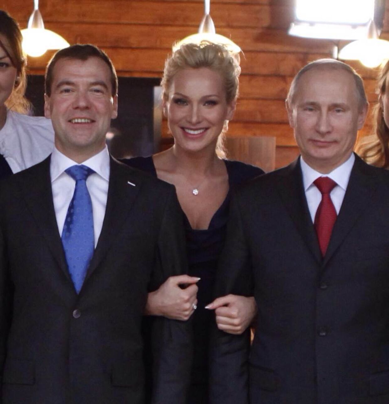Модель Алиса Крылов с Владимиром Путиным и Дмитрием Медведевым