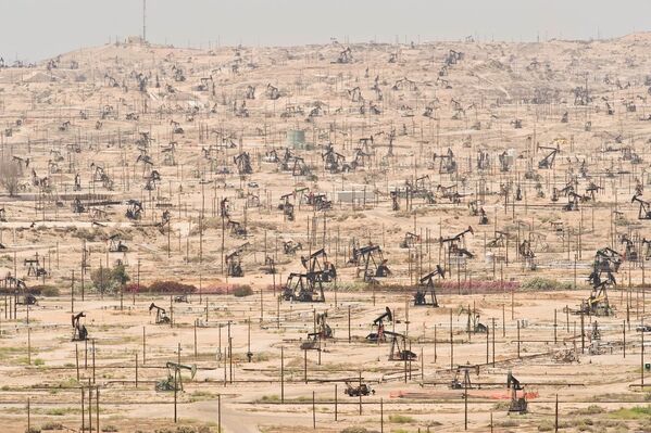 Нефтяное месторождение в Калифорнии