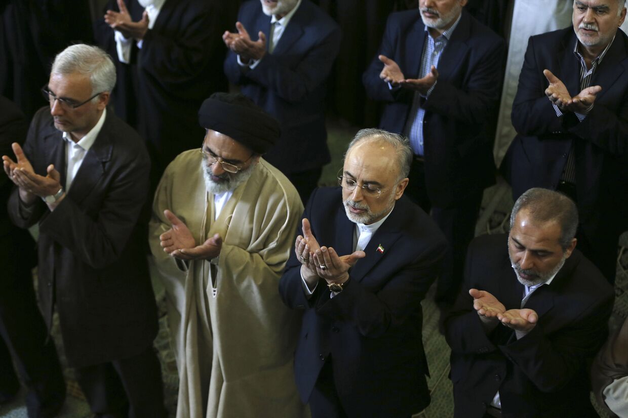 Вице-президент Ирана по атомной энергетике Али Акбар Салехи (второй справа) на пятничной молитве в Тегеране 