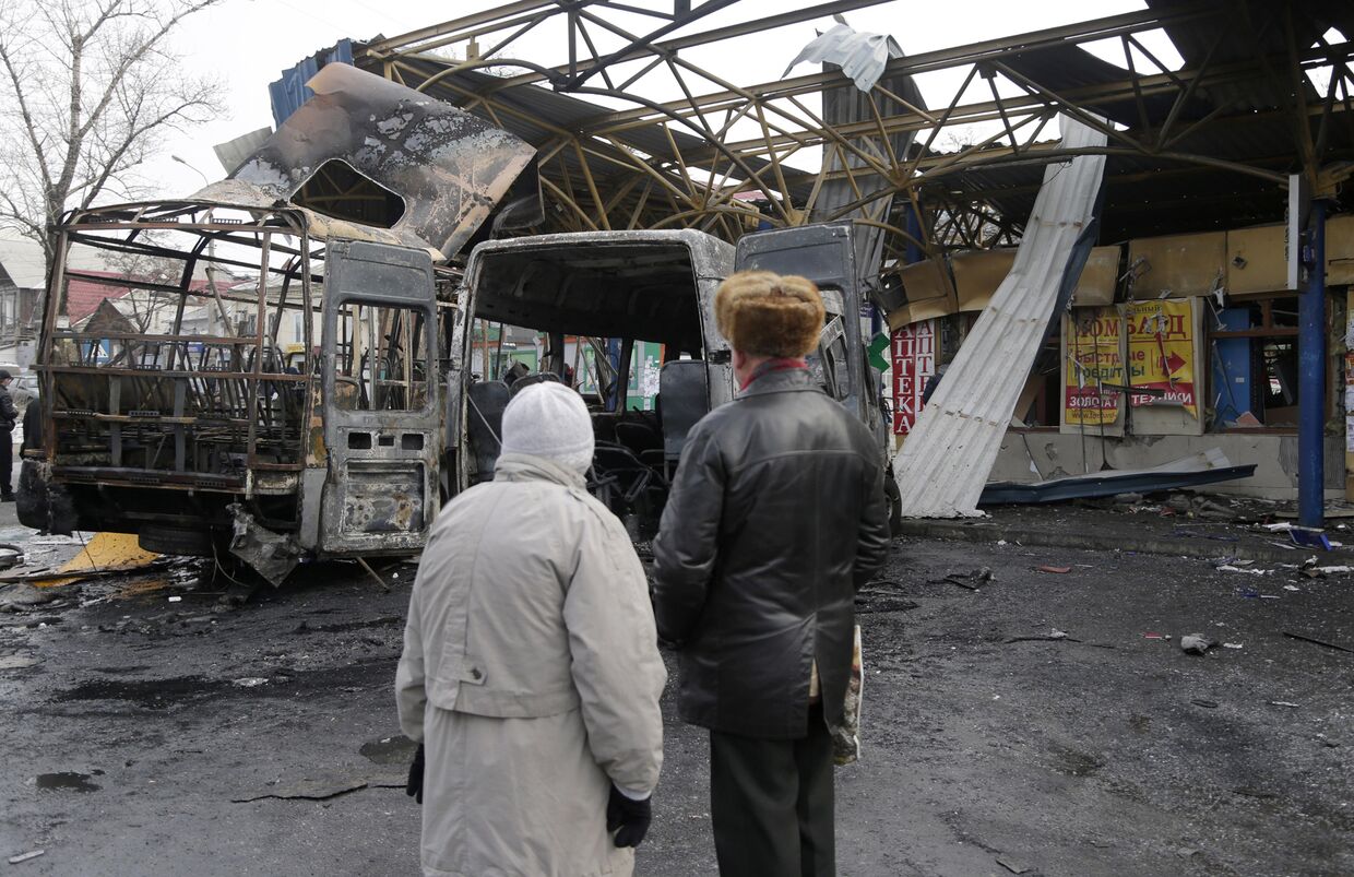 Автобусная остановка в Донецке, разрушенная во время обстрела