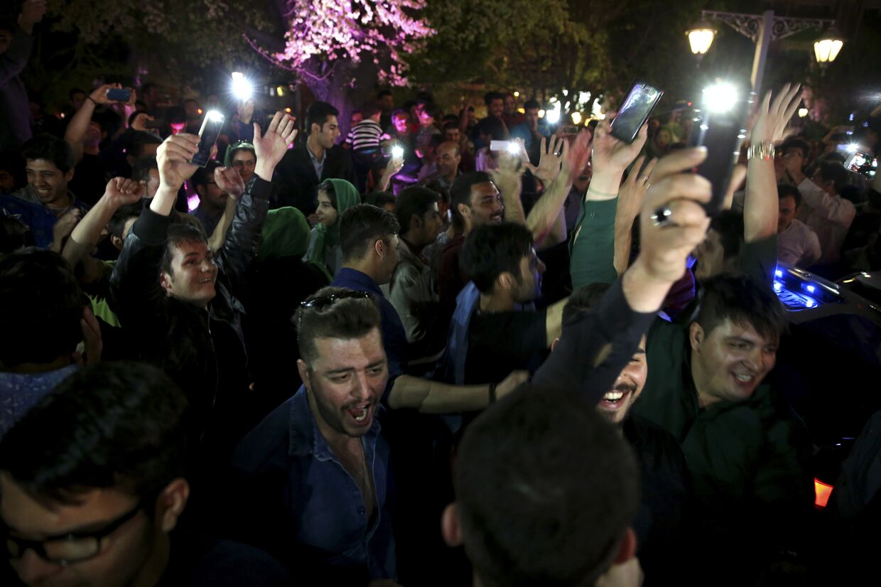 Иранцы празднуют подписание соглашения в Лозанне