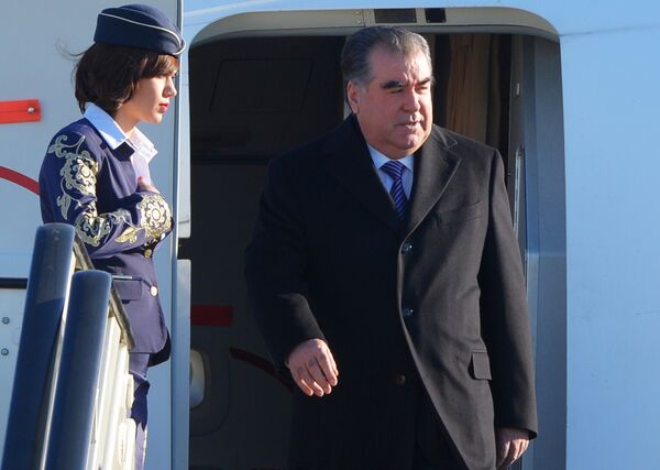 Президент Таджикистана Эмомали Рахмон в аэропорту Адлера Президент Таджикистана Эмомали Рахмон в аэропорту Адлера