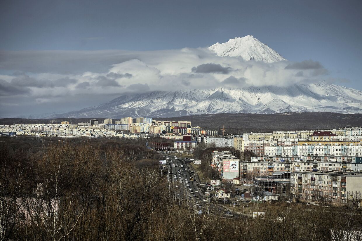 Вид на город Петропавловск-Камчатский и Корякский вулкан