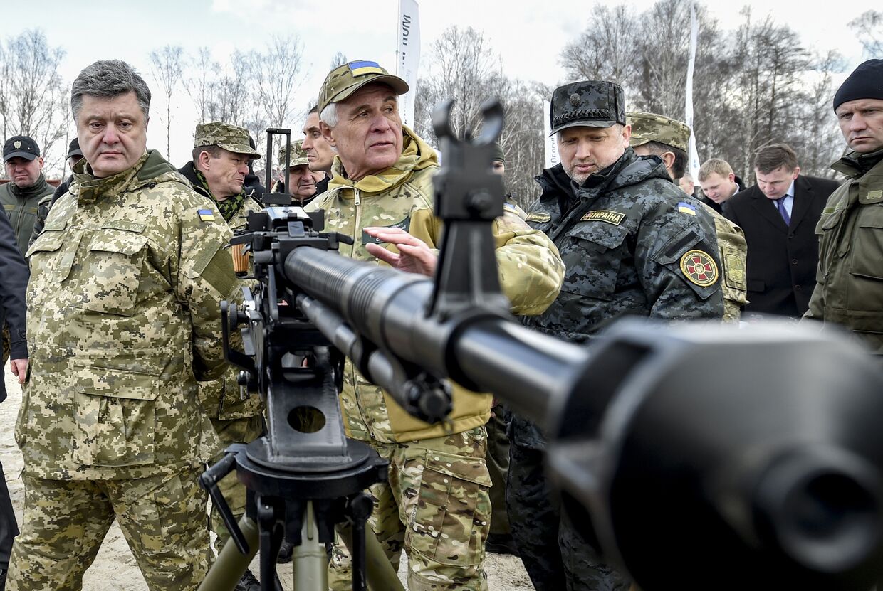 Петр Порошенко осматривает созданное на Украине оружие на военной базе под Киевом