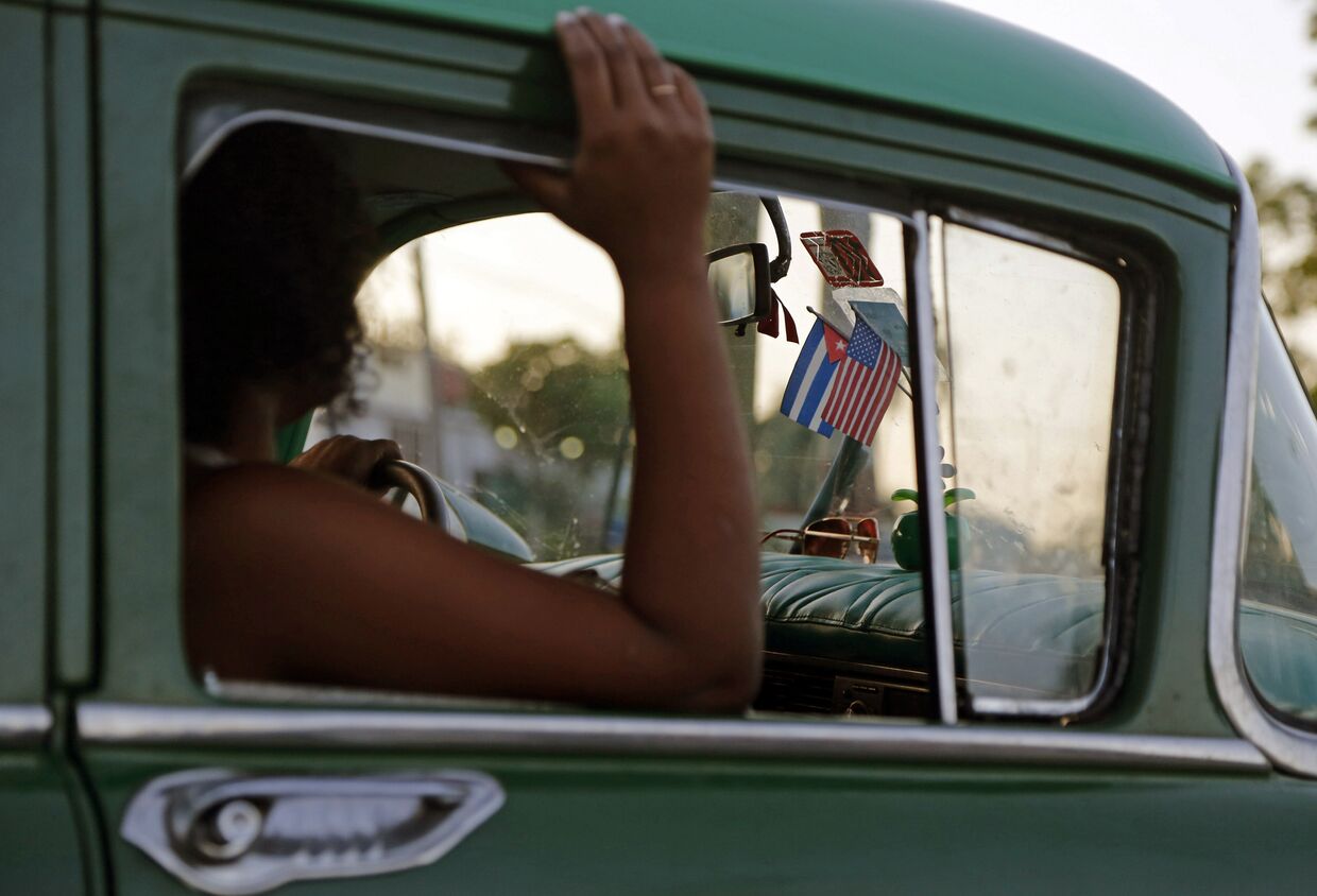 Флаги США и Кубы на стекле автомобиля в Гаване