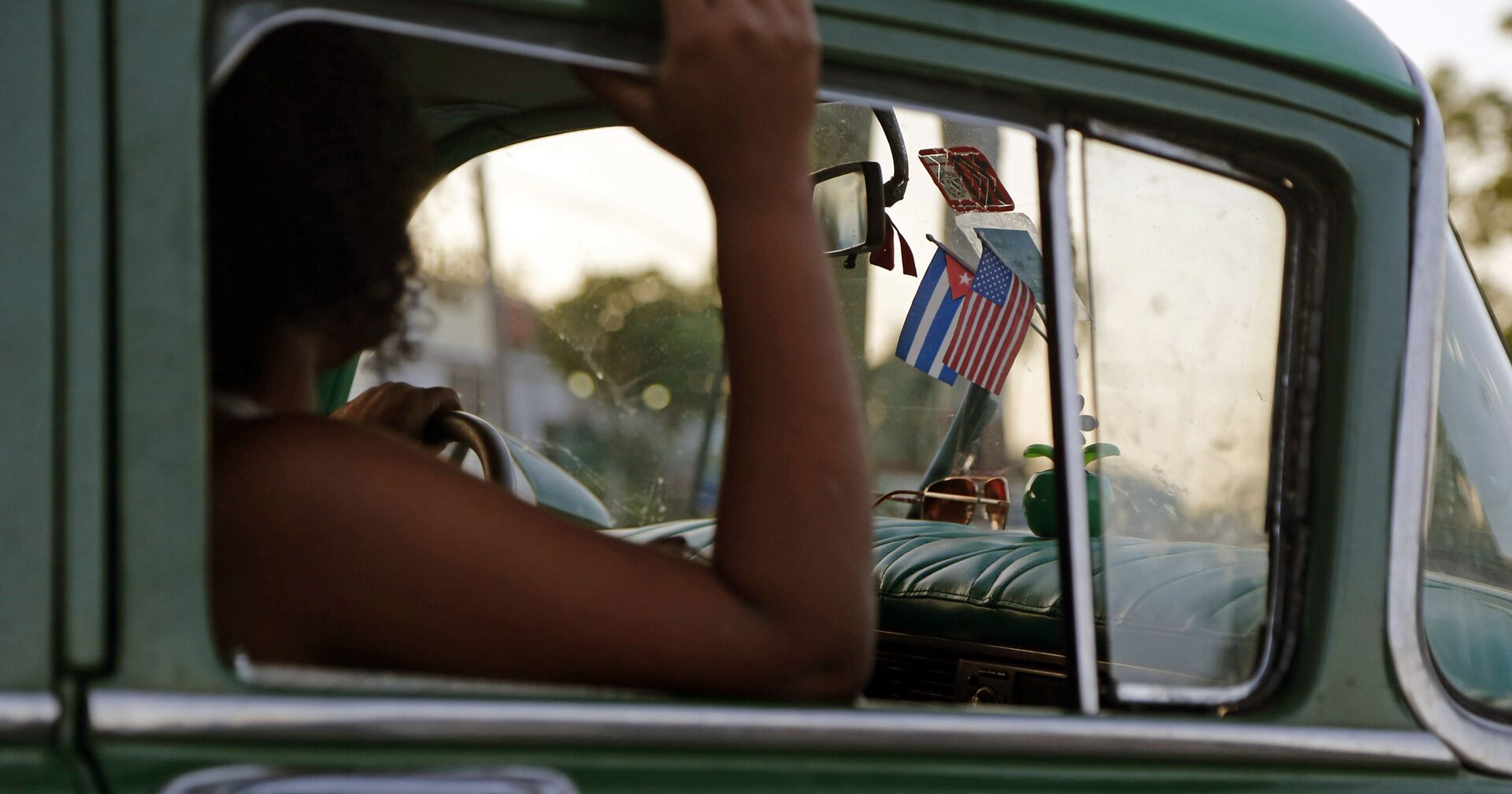 Флаги США и Кубы на стекле автомобиля в Гаване - ИноСМИ, 1920, 21.06.2021