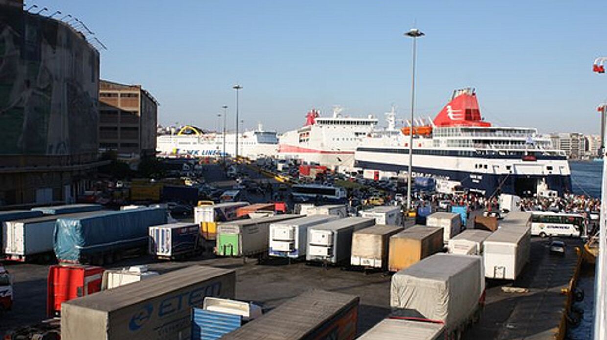 Крупнейший грузовой порт Греции в Пирее