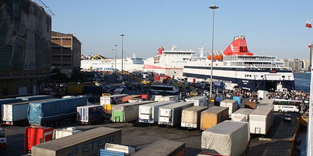 Крупнейший грузовой порт Греции в Пирее