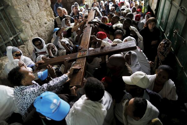 Эфиопские христиане во время процессии на Виа Долороза в Иерусалиме