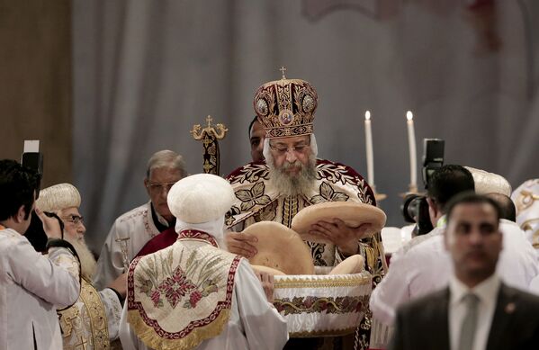 Коптский патриарх Феодор II проводит пасхальную службу в соборе святого Марка в Каире