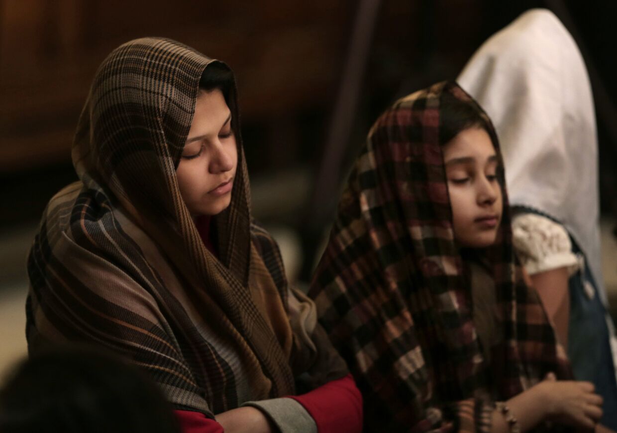 Девочки-коптские христианки на пасхальной службе в соборе святого Марка в Каире