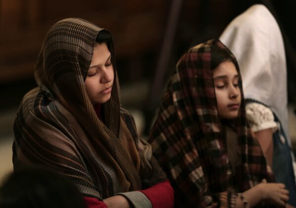 Девочки-коптские христианки на пасхальной службе в соборе святого Марка в Каире