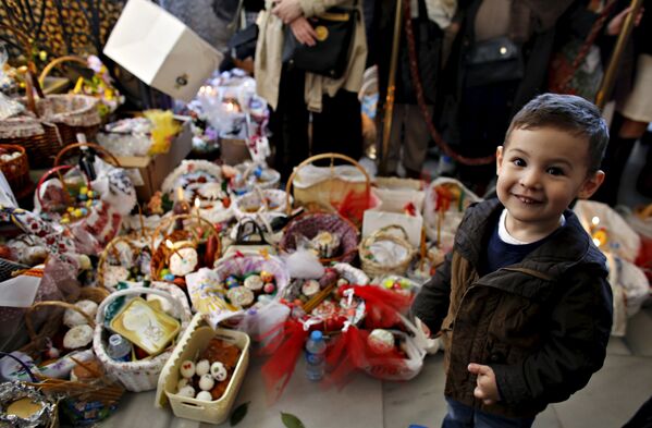 Трехлетний Имран на празднование Пасхи в Стамбуле