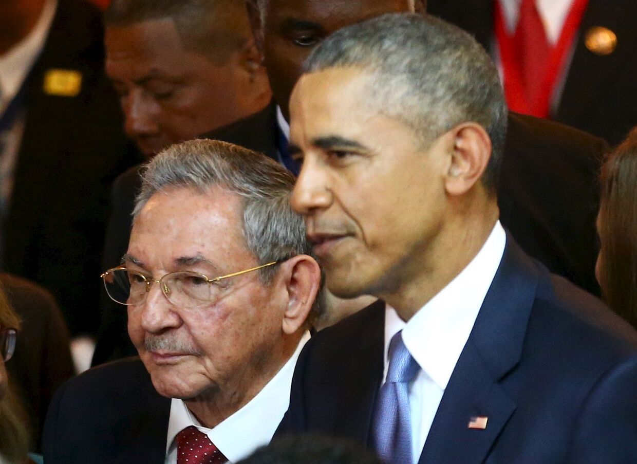 Кубинский и американский лидеры на Саммите Америк в Панаме