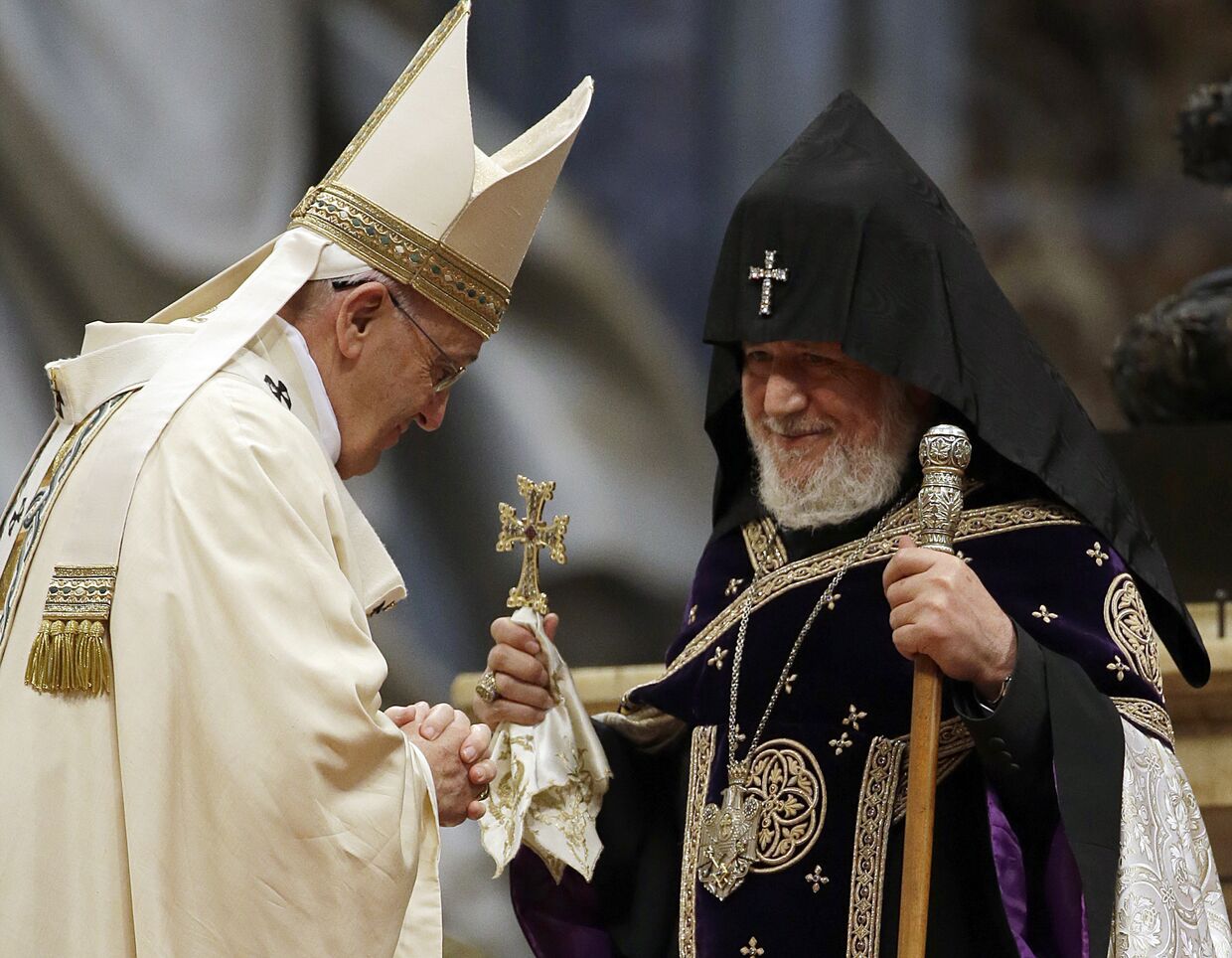Папа Франциск Католикос Великого Дома Киликийского Арам Первый во время мессы в соборе Святого Петра, посвященной геноциду армян